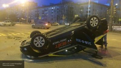Машина такси перевернулась на Варшавском шоссе в Москве