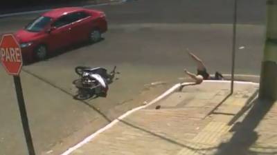 Мотоциклистка провалилась в канализацию после ДТП и попала на видео