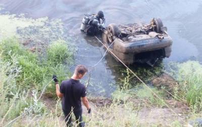 Спасатели вытащили из Десны автомобиль