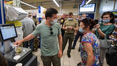 Зеленский накупил в Донбассе сладостей «для подзарядки»