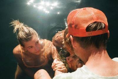 Джастин Бибер с женой Хейли вместе крестились в водоеме: фото