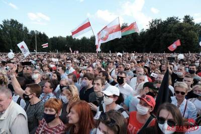 Несколько тысяч человек собралось в Киевском сквере в ожидании Тихановской