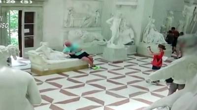 В Италии «сдался» австрийский турист, сломавший два пальца 200-летней скульптуре ради фото