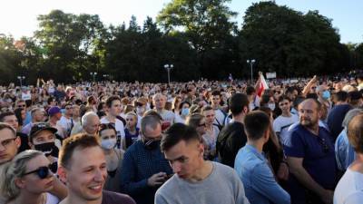 В Минске тысячи людей пришли на встречу с Тихановской. Видеотрансляция