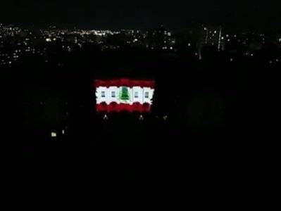 Здание парламента Армении освещено цветами флага Ливана