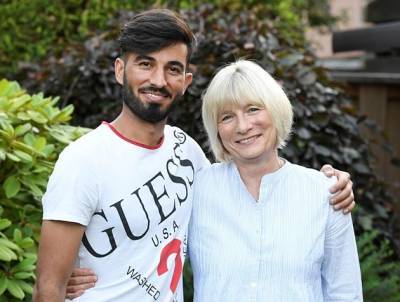 Германия не без добрых людей, беженец из Афганистана обрел еще одну маму