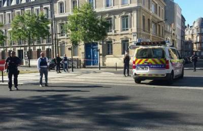 Вооруженный мужчина захватил заложников в банке французского Гавра