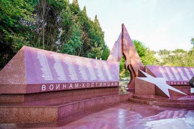 В Сочи подростки залезли на мемориал погибшим в Великую Отечественную войну