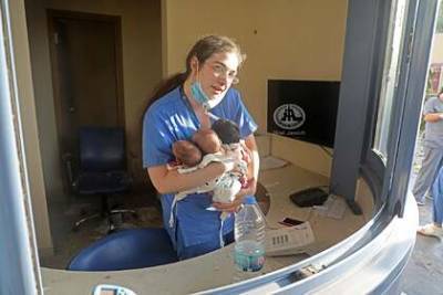 Медсестра спасла трех новорожденных из разрушенной больницы в Бейруте