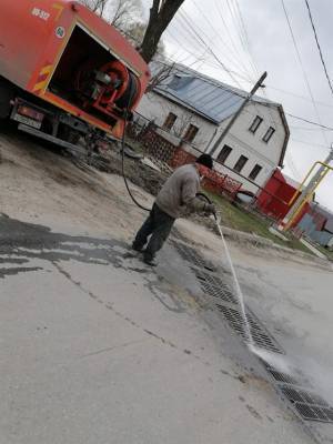 В Ульяновске чистят ливневки и ремонтируют тротуары