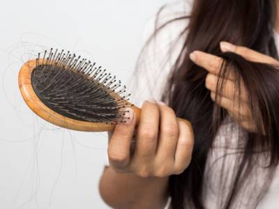 Выпадение волос связано со стрессом, который перенес организм во время борьбы с COVID-19 – врачи