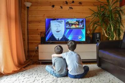 Британские ученые: Тяга детей к просмотру телевизора формируется до года