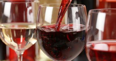 Красное вино может помочь в борьбе с COVID-19