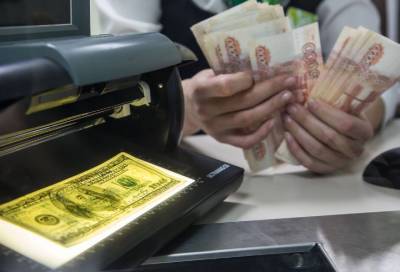 В России с начала лета стали вдвое чаще менять валюту