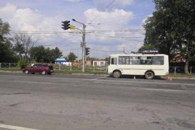 Догнал: в Новосибирске автобус врезался в автомобиль Lada