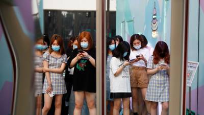 В Китае за сутки выявили 51 нового носителя коронавируса