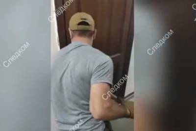 Замначальника полиции Красноярска заперся в кабинете во время задержания: его дверь вскрыли ломом