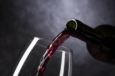 Содержащийся в красном вине антиоксидант может смягчить течение коронавируса