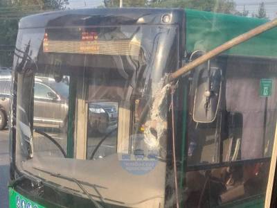 Водитель чудом остался жив: на Южном Урале штанга троллейбуса пробила окно автобуса