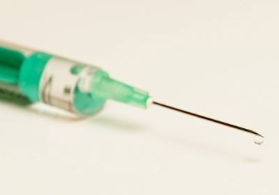 Названы два главных риска новой вакцины от коронавируса