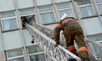 В Петрозаводске обеспокоенная мать вызвала спасателей в квартиру дочери
