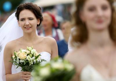 В России зафиксировали ажиотажный спрос на свадебные платья