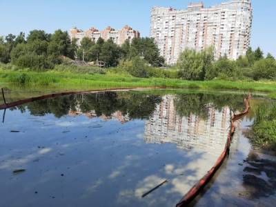 В Сургуте ликвидированы последствия попадания в реку Сайма 200 л масла