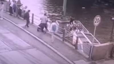В Петербурге спасли ребёнка, упавшего с прогулочного катера