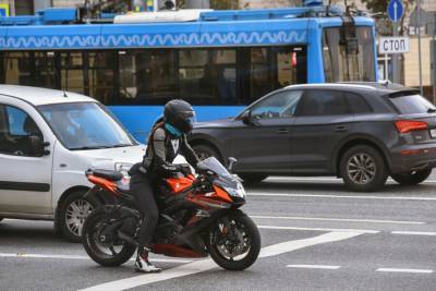 В Госдуме предложили оценить инициативу о движении мотоциклистов между рядами