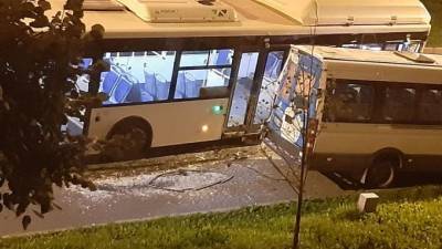 Автобус влетел в припаркованные на Кронштадтской улице автомобили