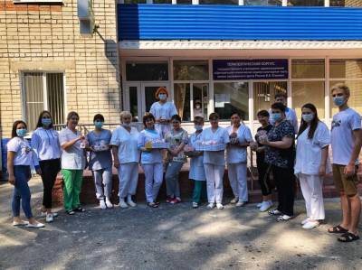 Медработники ковидного госпиталя ЦК МСЧ получили благодарственные пряники