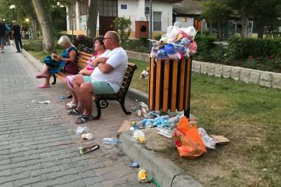 Жители Евпатории жалуются на набережную, утопающую в мусоре