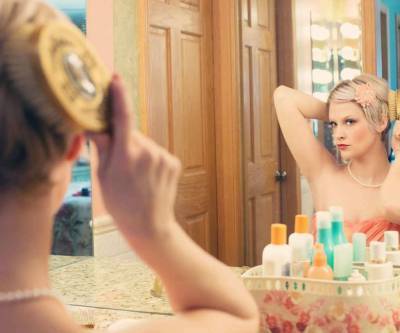 Почему зеркала искажают внешность, выяснили ученые