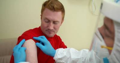 Вакцину от коронавируса первыми в России получат медики и пожилые люди