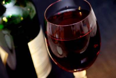 Ученые назвали алкогольный напиток, облегчающий течение коронавируса