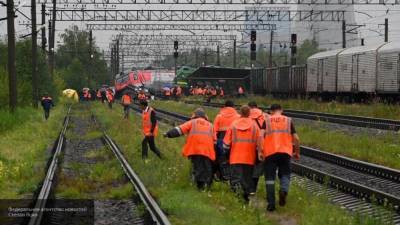 Пассажирские поезда сошли с рельсов при столкновении на станции "Уфа"
