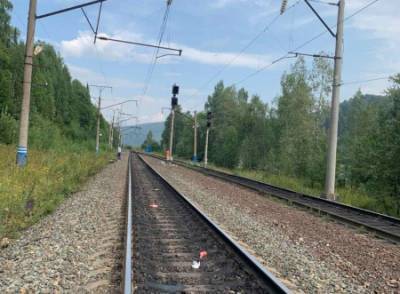 Полиция просит помочь установить личность мужчины, насмерть сбитого поездом в Кузбассе