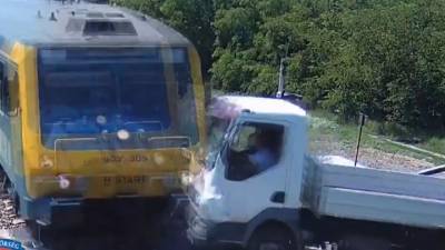 Поезд сбил грузовик на переезде в Венгрии. Видео
