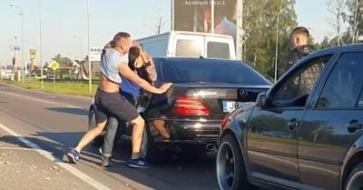 ВИДЕО. Пардаугава: водители VW и Mercedes Benz устроили на дороге разборки