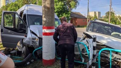 Пять человек пострадали в аварии с маршруткой в Саранске. Видео