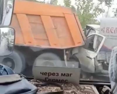 В Кузбассе ДТП с тремя грузовиками сняли на видео