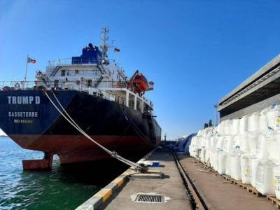 Администрация морпорта «Пивденный» сообщает о хранении в порту 9,6 тыс. тонн аммиачной селитры и заявляет о ее безопасности