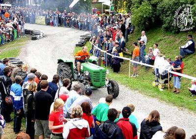 Видео: в Чехии прошли гонки на тракторах