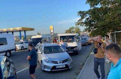 Молдавские перевозчики митингуют на границе — их не пускают в Евросоюз