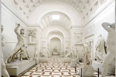 Турист прилег ради селфи в итальянском музее и сломал пальцы 200-летней скульптуры