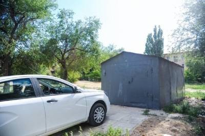 На севере Волгограда демонтируют самовольные гаражи