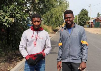 Студенты из Камеруна помогают ремонтировать дороги в Спас-Клепиках