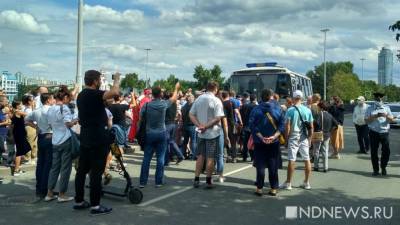 В Екатеринбурге осудили двух женщин, которые перекрыли дорогу автобусу с задержанным в сквере