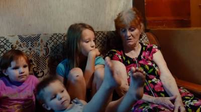 "В трусиках и футболках": под Одессой горе-мать подкинула пенсионерке троих детей, видео
