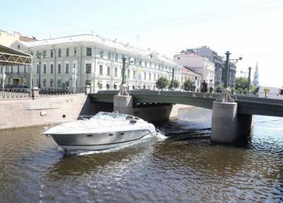 Спасли всем миром: в Петербурге ребенок вывалился в воду с прогулочного катера